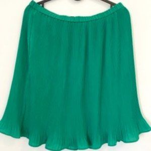 Geen box pleated skirt.